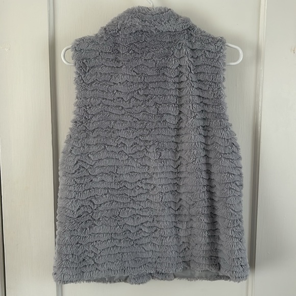 Betsy Johnson Gray fuzzy vest - Picture 3 of 4